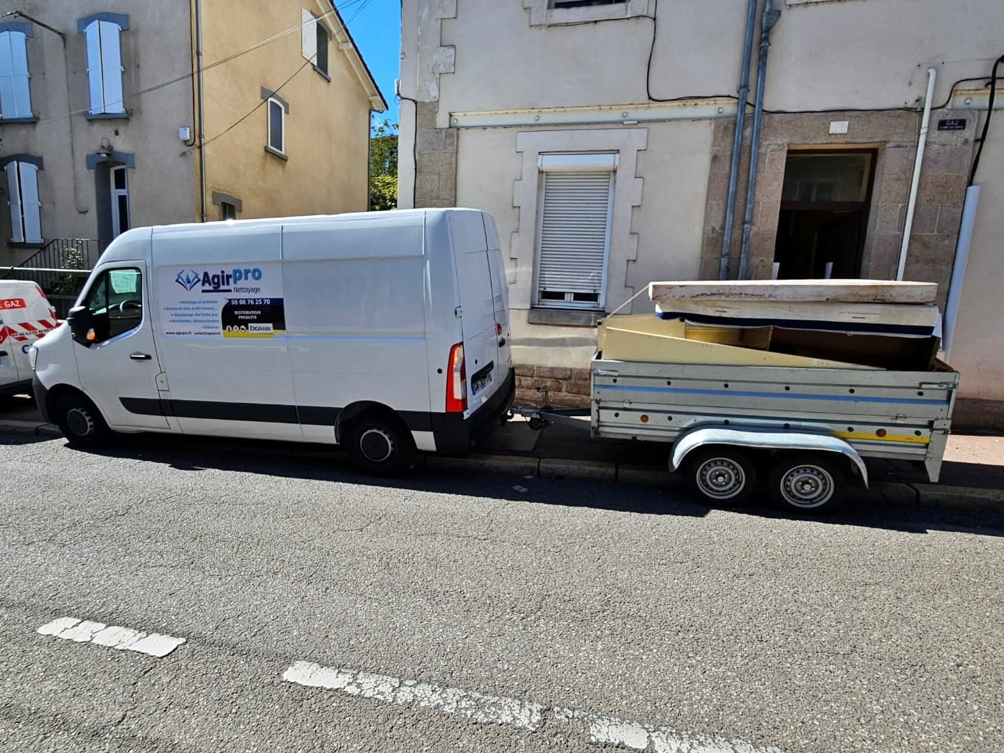 Aujourd'hui c'était Nettoyage de cette cour, qui malheureusement avais étais prit pour dépotoir..